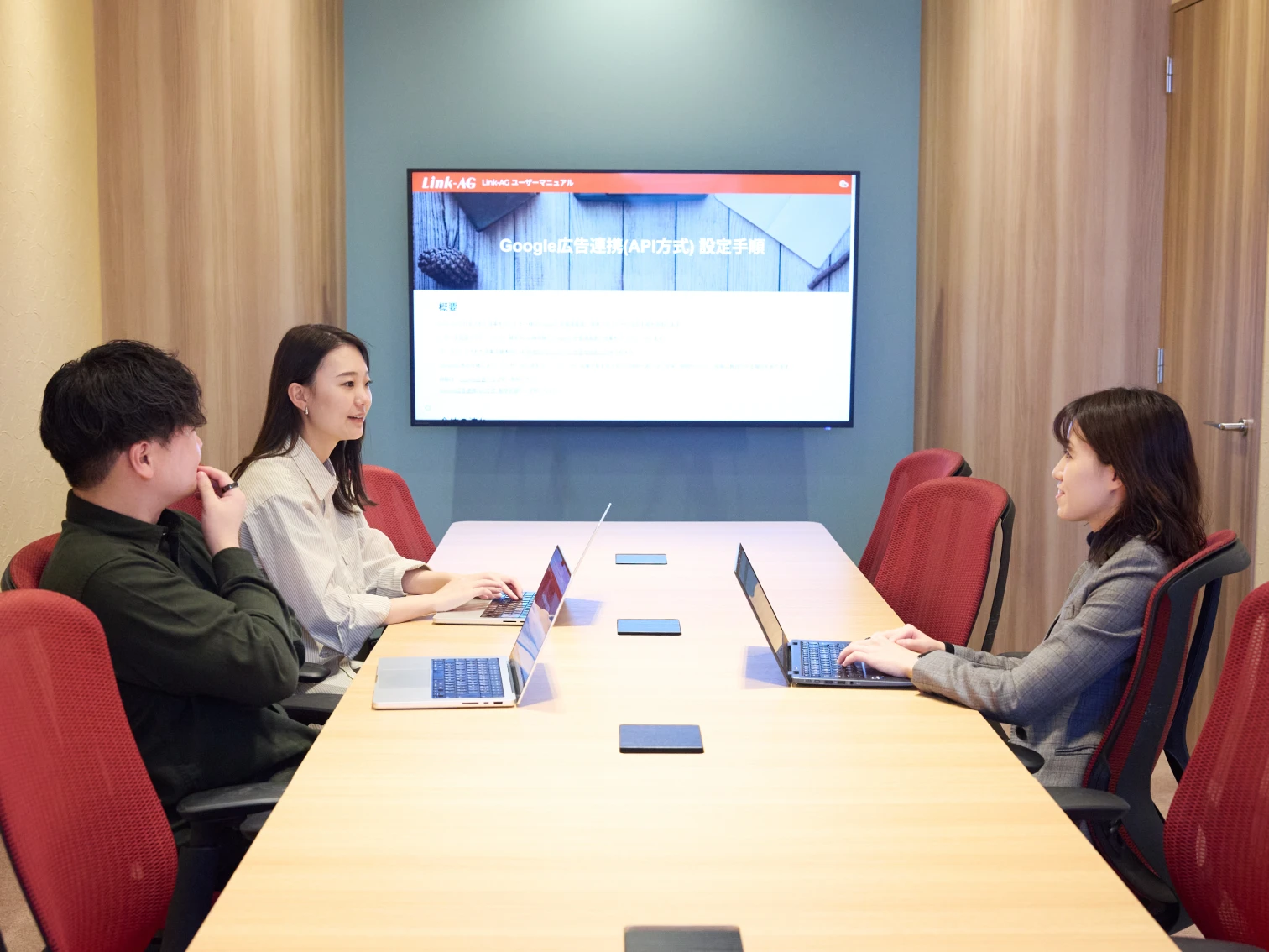 複数人で仕事をしている様子